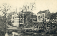 3854 Gezicht op het plantsoen met de achtergevel van het Physisch Laboratorium (Bijlhouwerstraat 18) te Utrecht.N.B. In ...